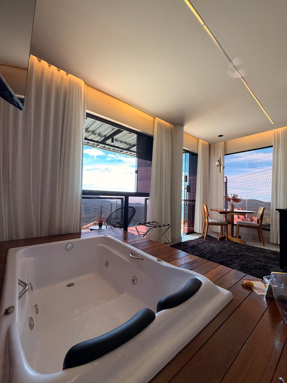 Hidromassagem com vista para as montanhas no Loft Encanto, em Lavras Novas